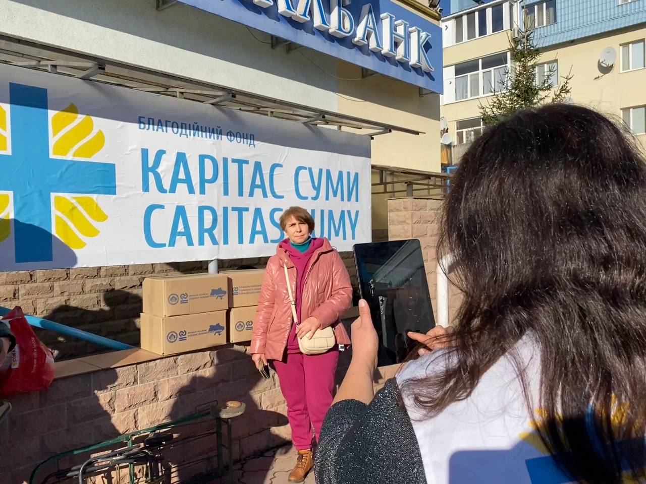 Карітас Суми продовжує надавати харчові набори мешканцям та ВПО із зони бойових дій